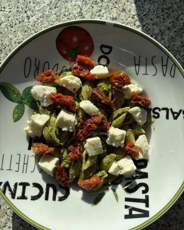 Pâtes vertes, feta et tomates séchées