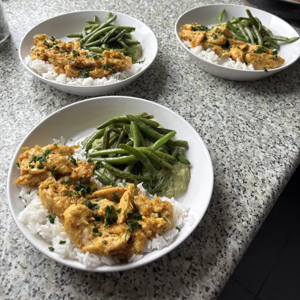 Assiettes de riz, émincé en sauce et haricots verts