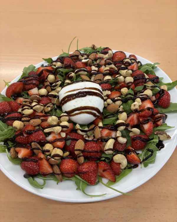 Salade de roquette, fraises, burrata et noix